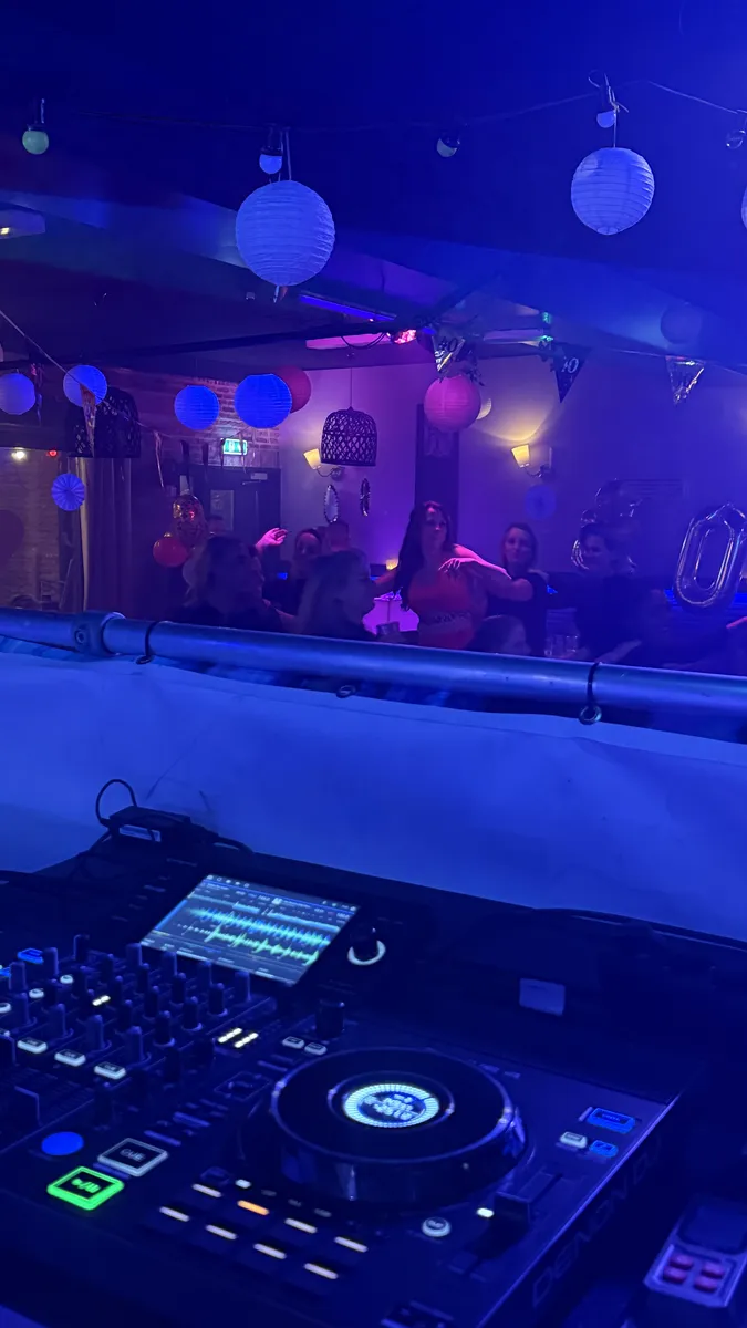 Professionele DJ-apparatuur van O-Ke Entertainment in sfeervol feestlicht
