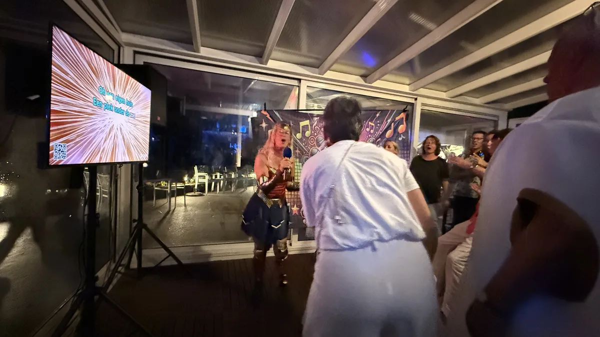 Publiek zingt uit volle borst mee tijdens KaraO-Ke van O-Ke Entertainment