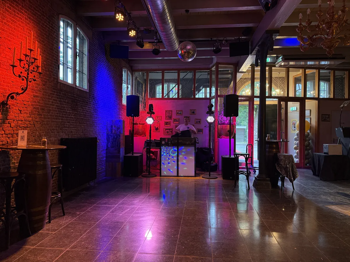 De drive-in show van O-Ke Entertainment opgebouwd bij Hoppe in Schiedam, met sfeervol licht en discobal