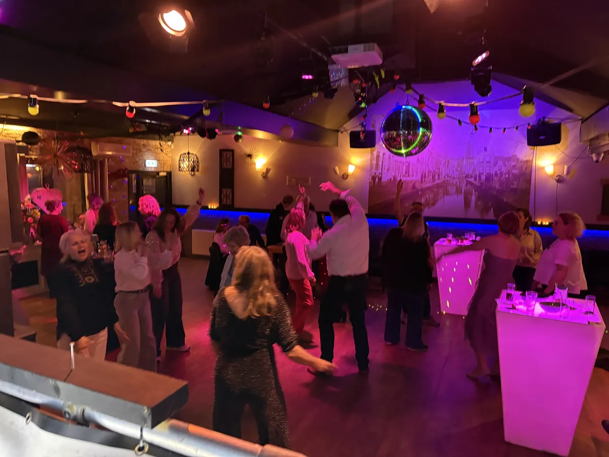 Volle dansvloer tijdens een feest met O-Ke Entertainment in Zaal Beatrix in Schiedam