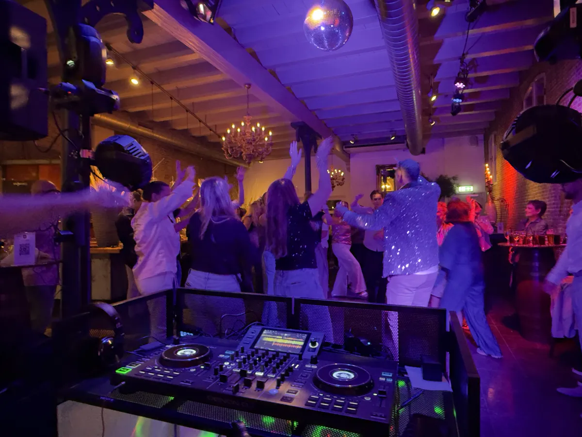 Volle dansvloer tijdens een Swingo muziekbingo-avond van O-Ke Entertainment