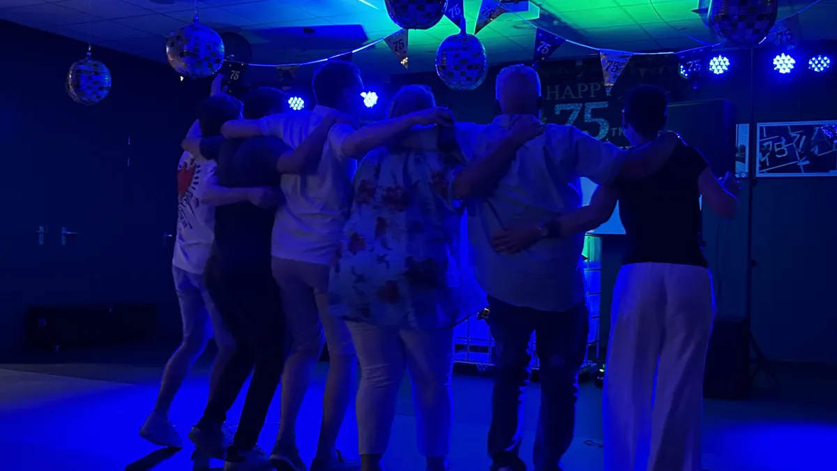 Polonaise door de zaal tijdens Swingo, de muzikale bingo van O-Ke Entertainment